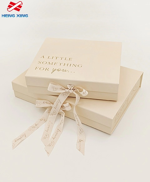 gift box with magnetic closure lid