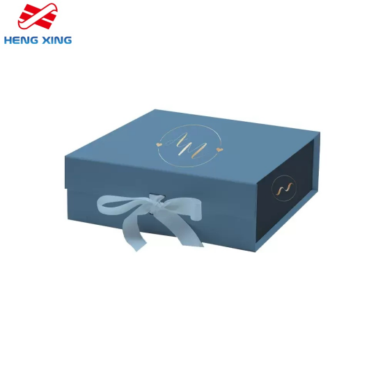 gift box with magnetic closure lid